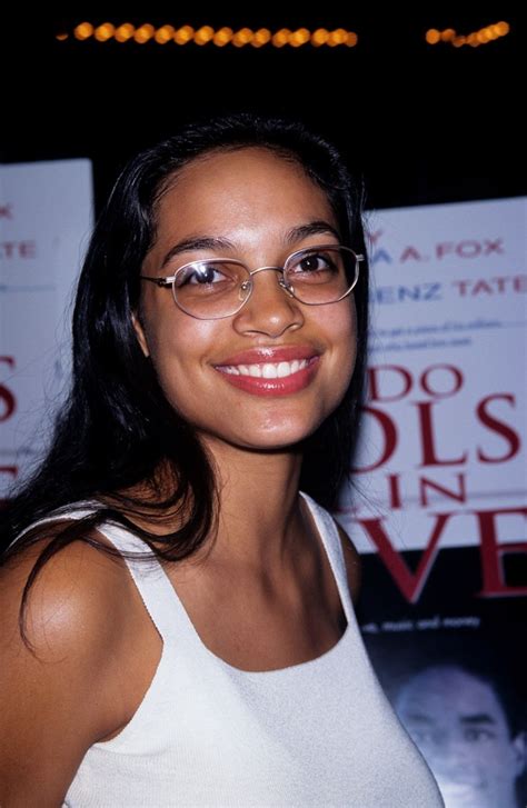 rosario dawson boobs|Atriz Rosario Dawson surpreende fãs com vídeo nua para